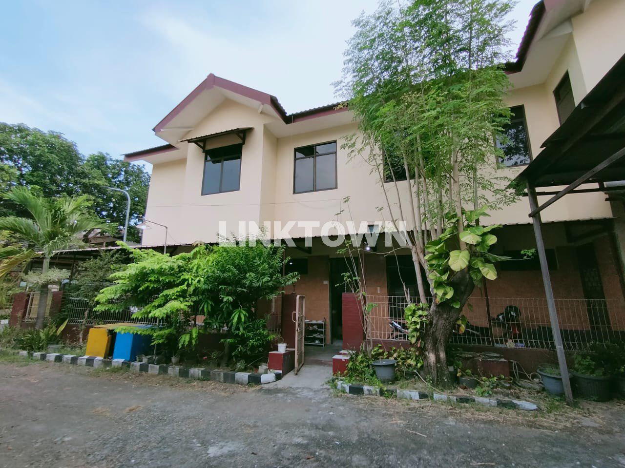 Rumah Besar 2 Lantai Cocok untuk Kos, Kantor, Hunian Keluarga Besar di Kutisari Surabaya
