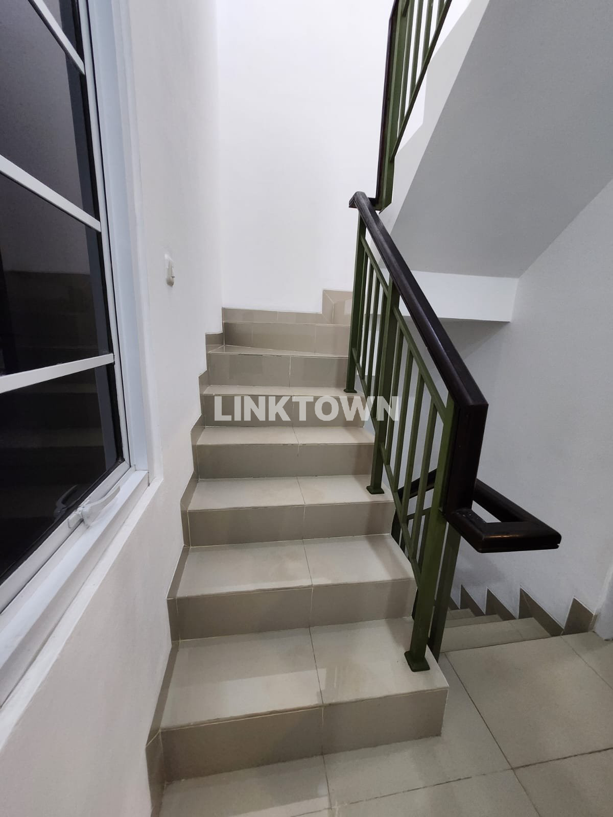 Sewa Rumah 3 Lantai Gading Serpong Furnish