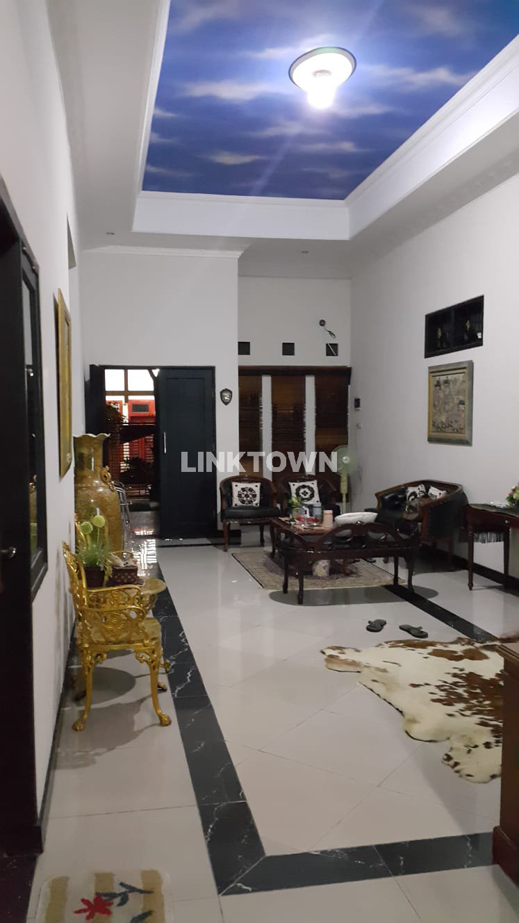 Dijual Rumah Dapat Kost Cocok untuk Investasi Selangkah Dari Pusat Kota Surabaya di Kendangsari