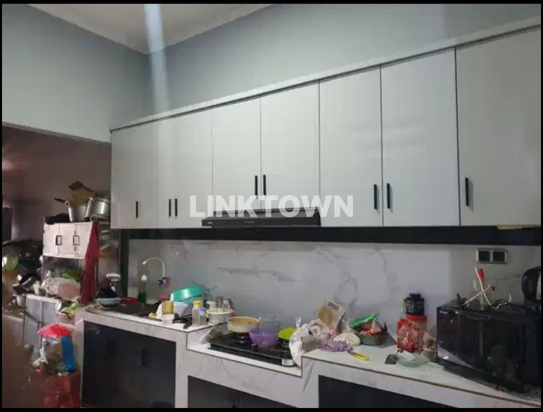 Rumah Luas dengan 2 Carport di Tangerang