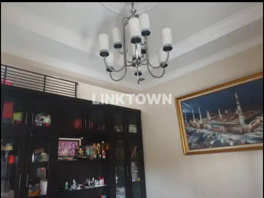Rumah Luas dengan 2 Carport di Tangerang