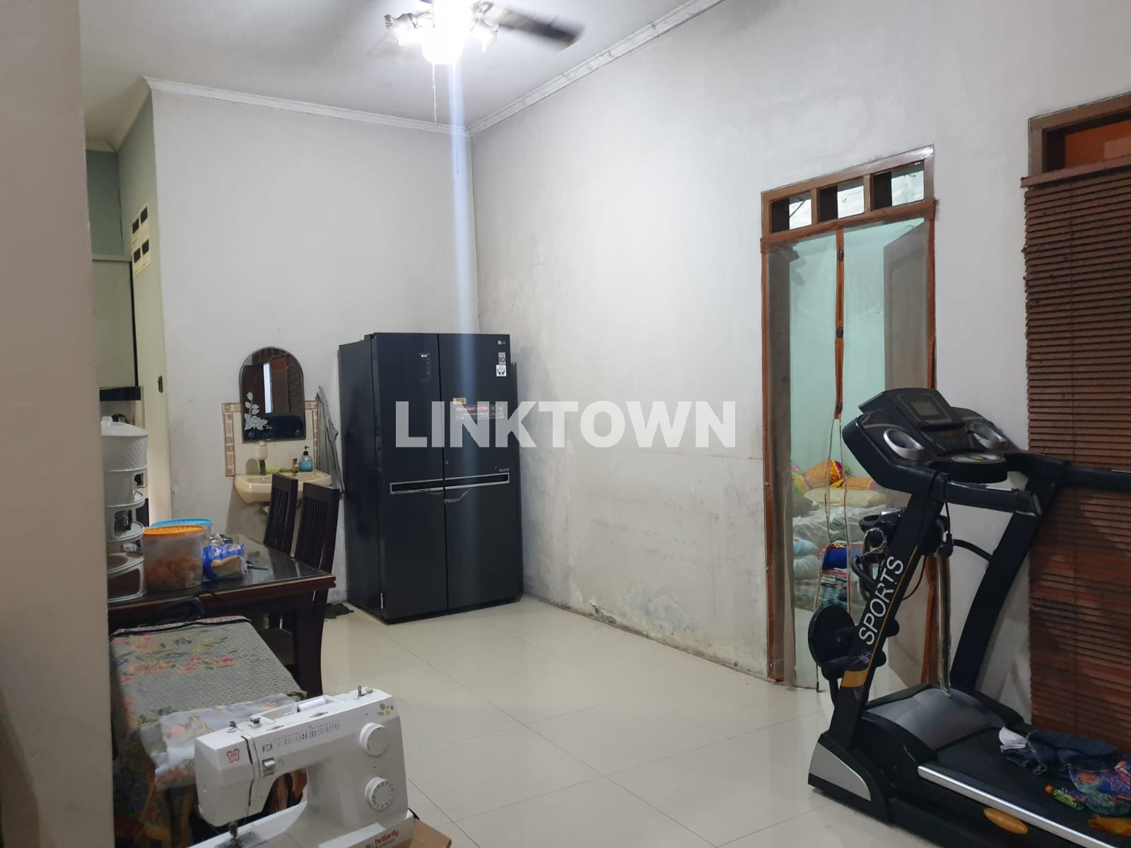 Rumah Luas dengan 2 Carport di Tangerang