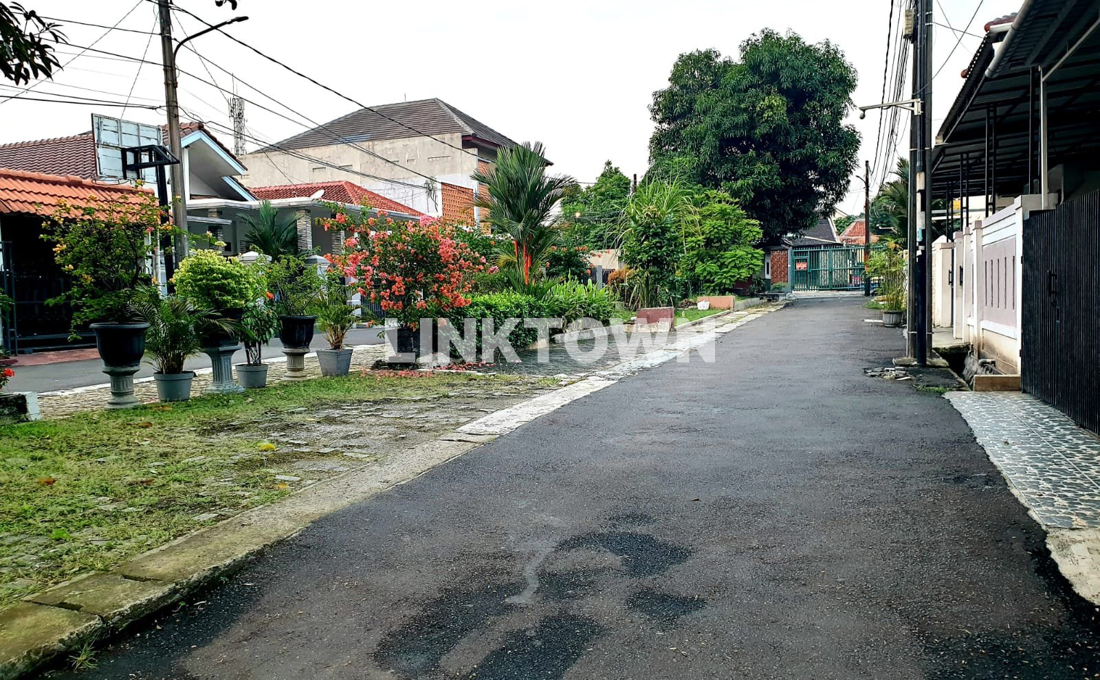 Rumah Luas dengan 2 Carport di Tangerang