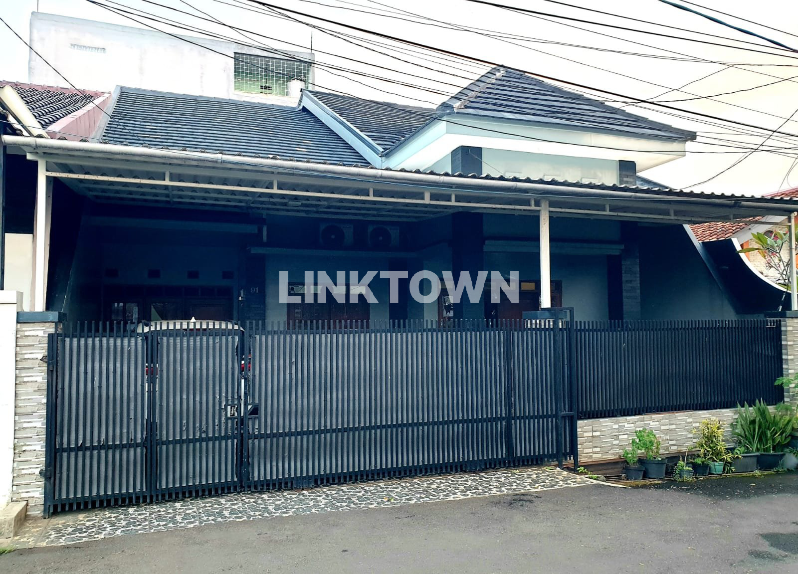 Rumah Luas dengan 2 Carport di Tangerang Rumah Luas dengan 2 Carport di Tangerang