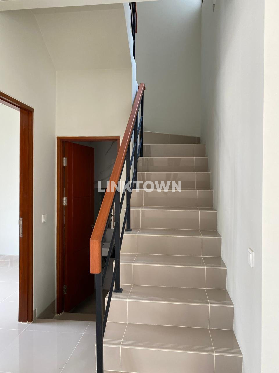Rumah 2 Lantai Siap Huni Dalam Cluster