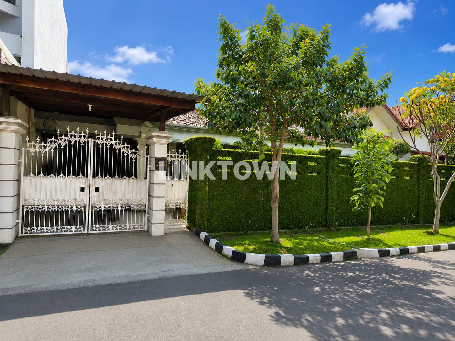Nego Sampai Deal Rumah di Kawasan Premium Surabaya Barat Nego Sampai Deal Rumah di Kawasan Premium Surabaya Barat