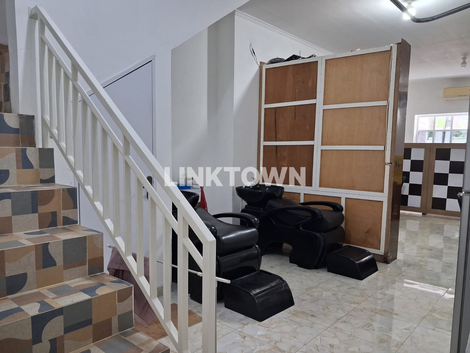 Dijual Cocok Untuk Usaha 2,5 Lantai Bagus SHM