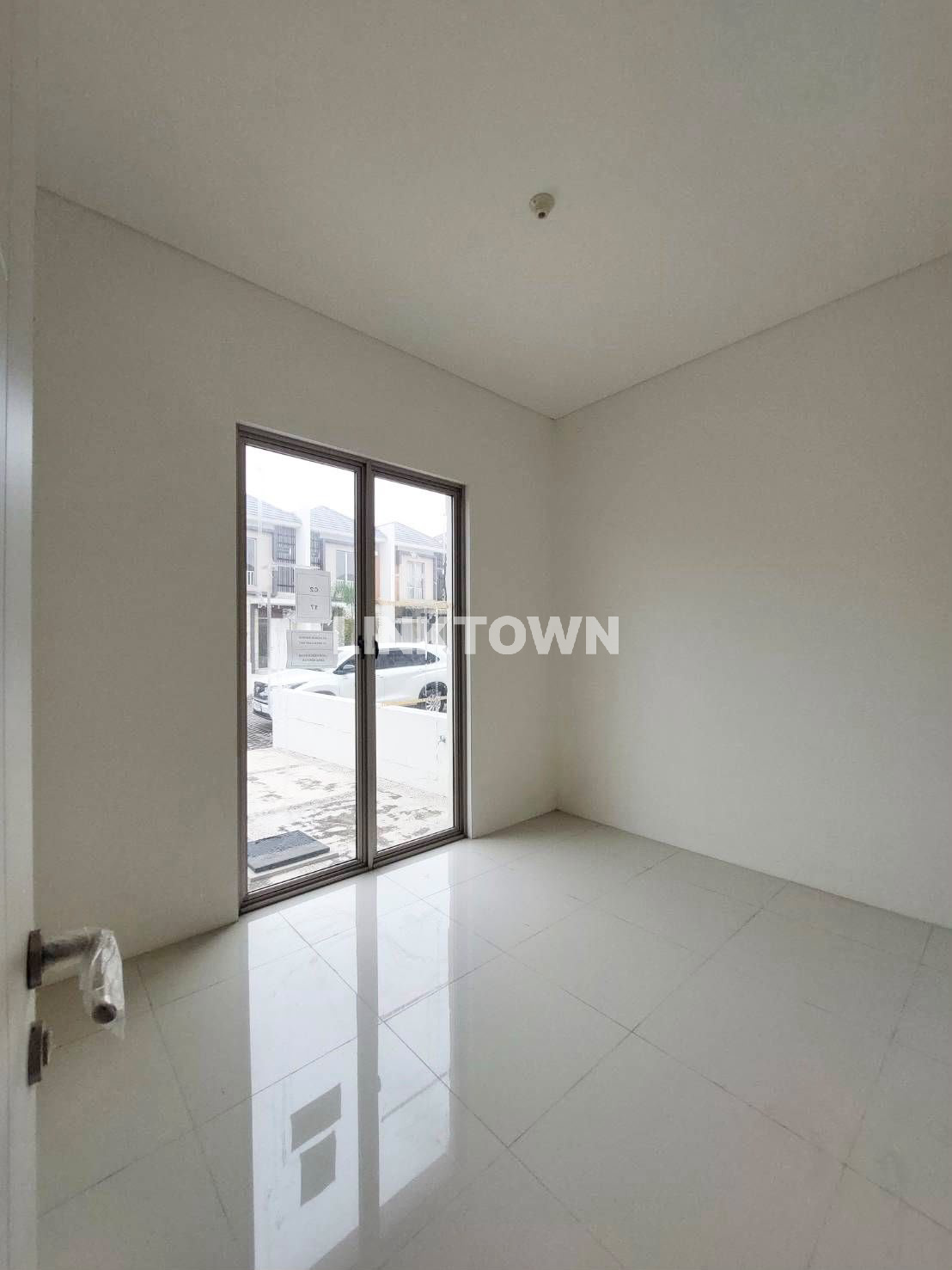 Dijual Murah Rumah 2 Lantai Selangkah ke Surabaya di Green Land