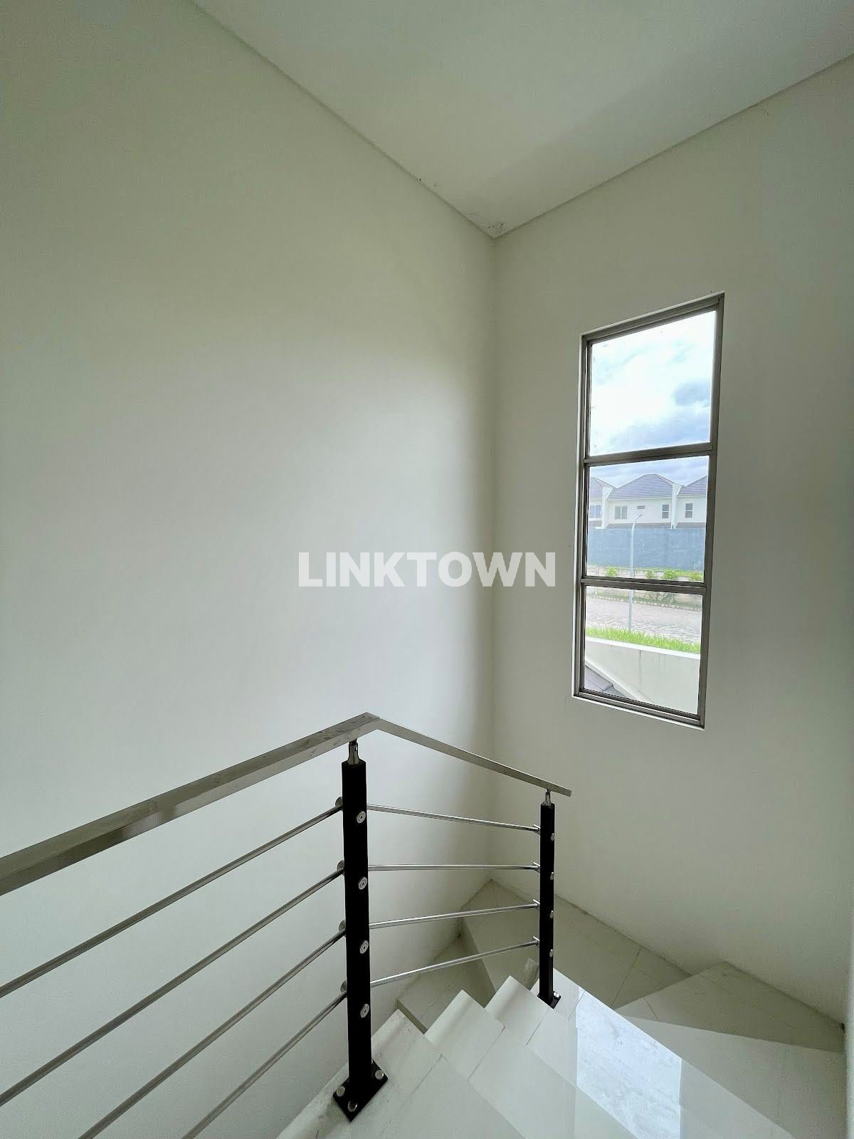Dijual Murah Rumah 2 Lantai Selangkah ke Surabaya di Green Land