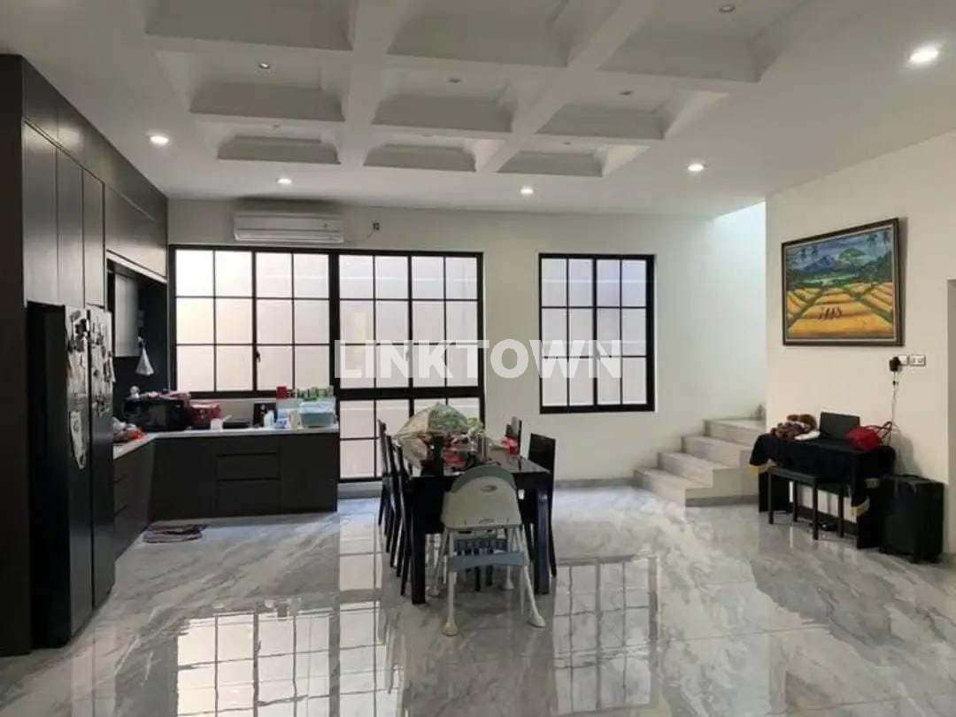 Dijual Rumah 3 Lantai Pakuwon Indah Surabaya Barat