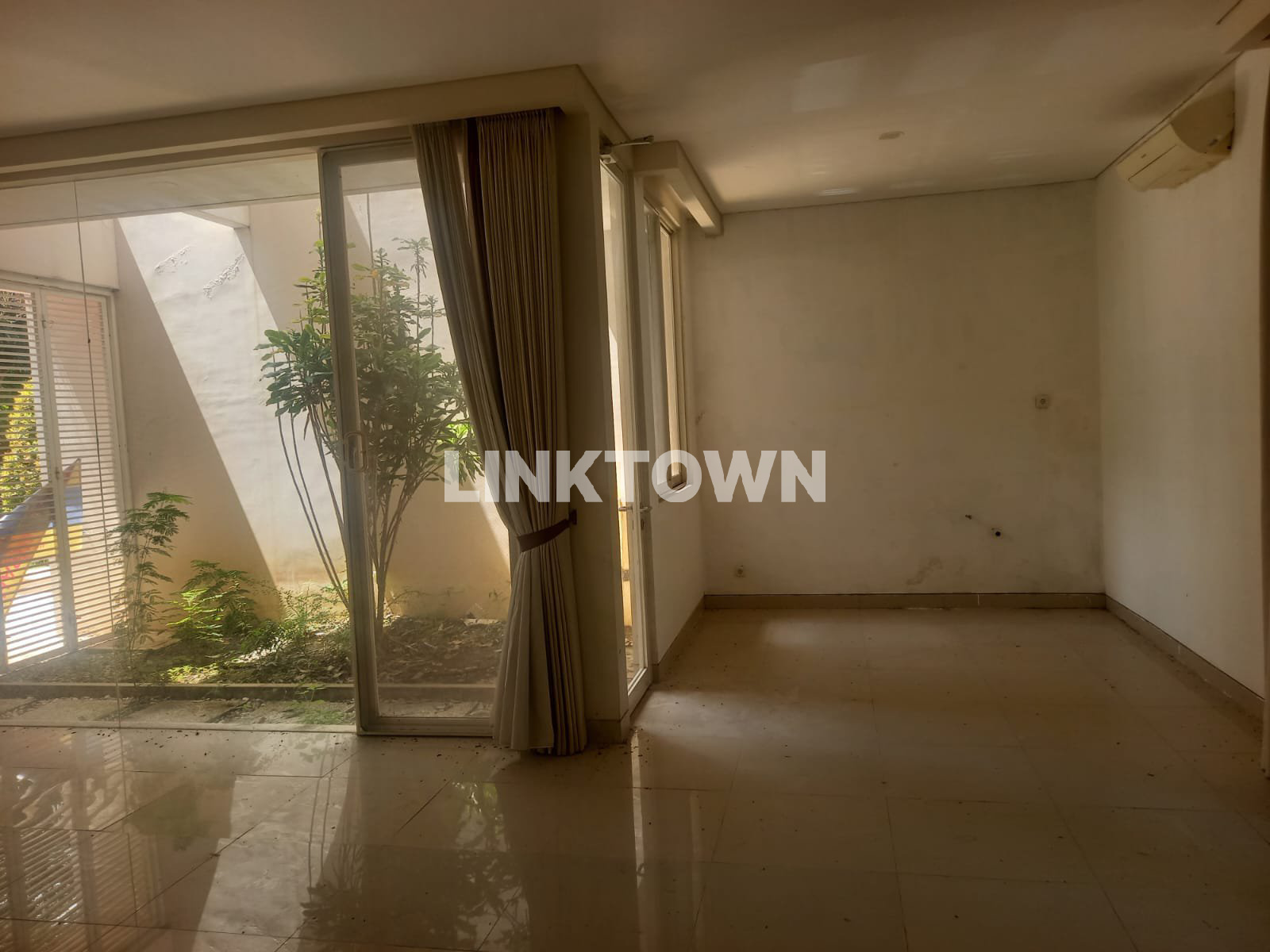 Dijual Rumah 2 Lantai di Perum Santiago Rosa Pakuwon City Dijual Rumah 2 Lantai di Perum Santiago Rosa Pakuwon City