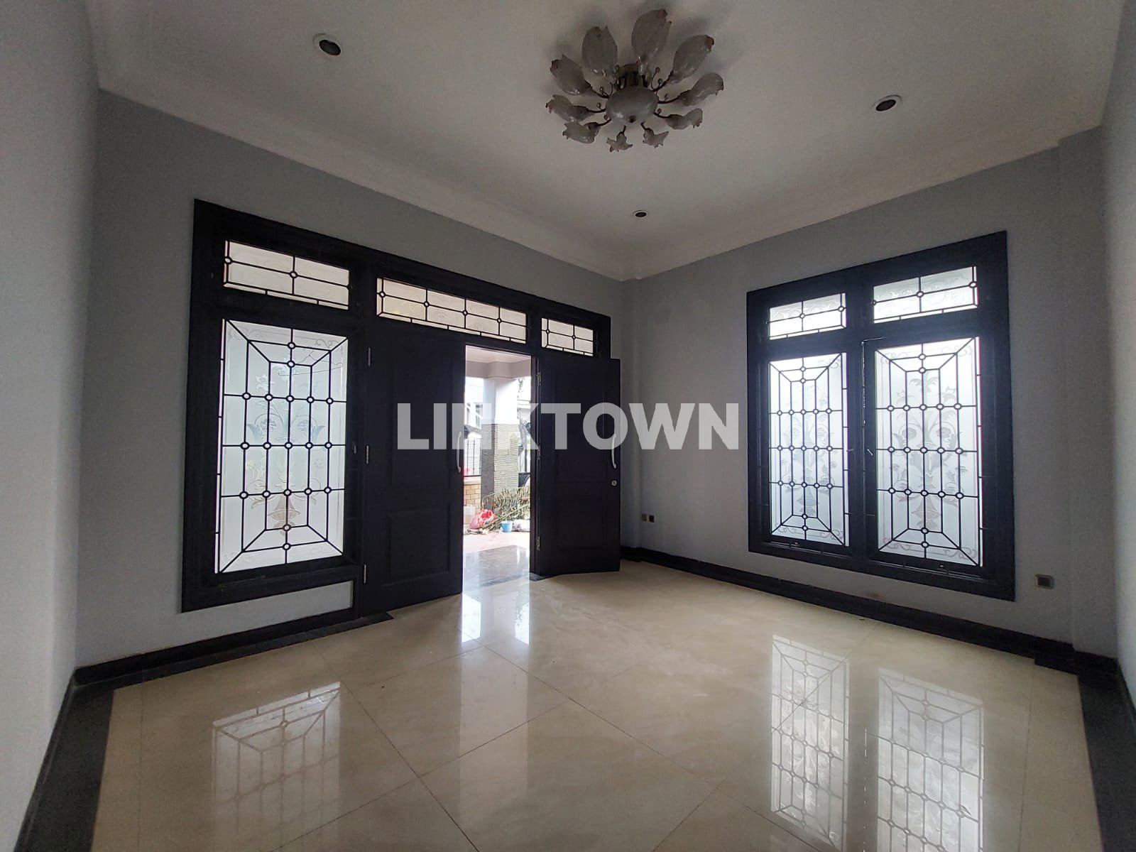Dijual Cepat Rumah Elit Kondisi Istimewa di Royal Regency Mojokerto