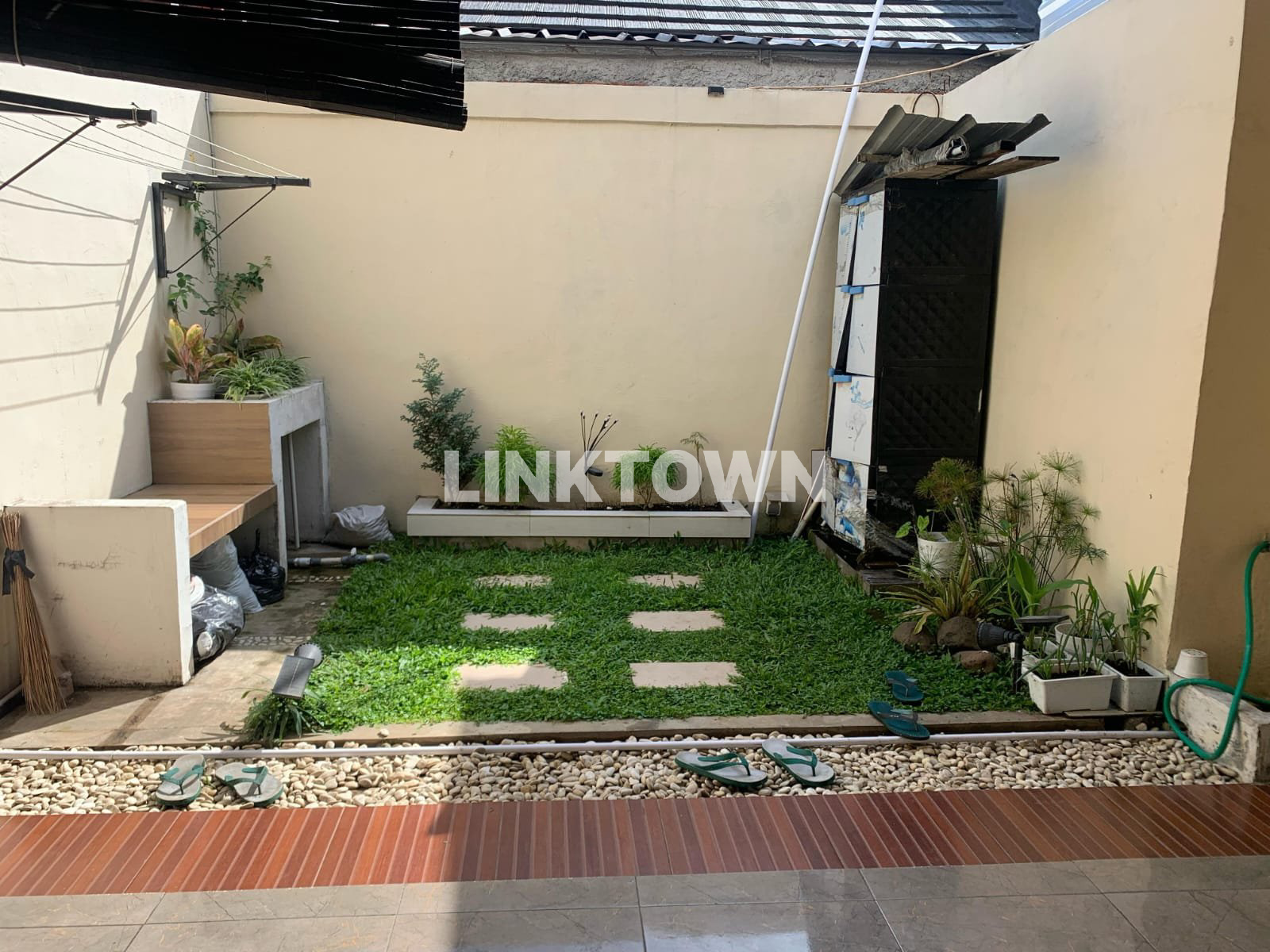 Good Deal!!! Rumah 2 Lantai Semi Furnish dan Strategis di Buahbatu Bandung