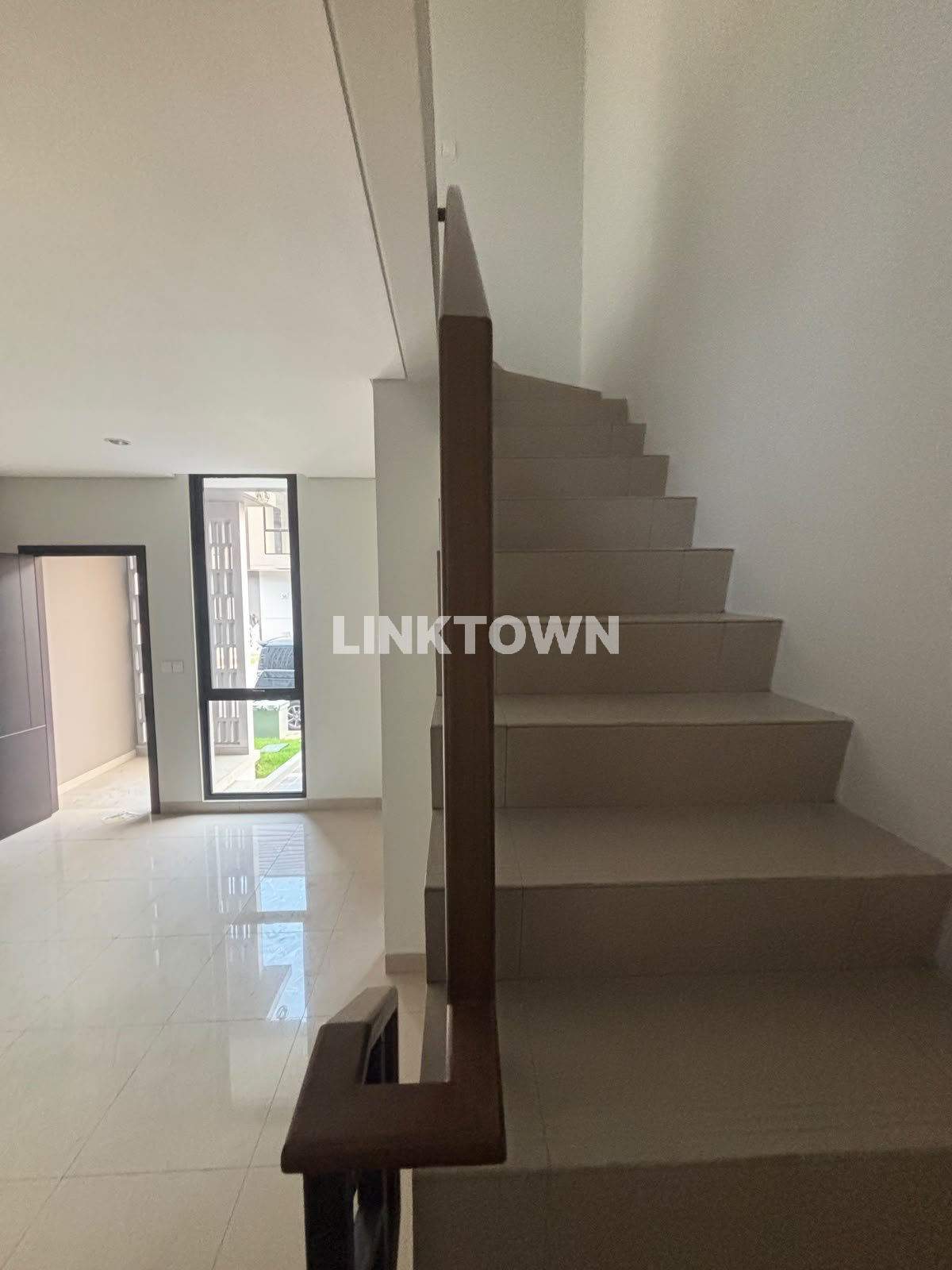 Rumah 2 Lantai Dalam Cluster Mewah By Summarecon