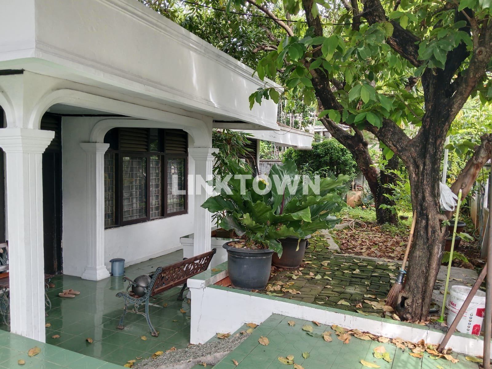 Rumah Bagus Carport Luas Jakarta Timur Siap Huni