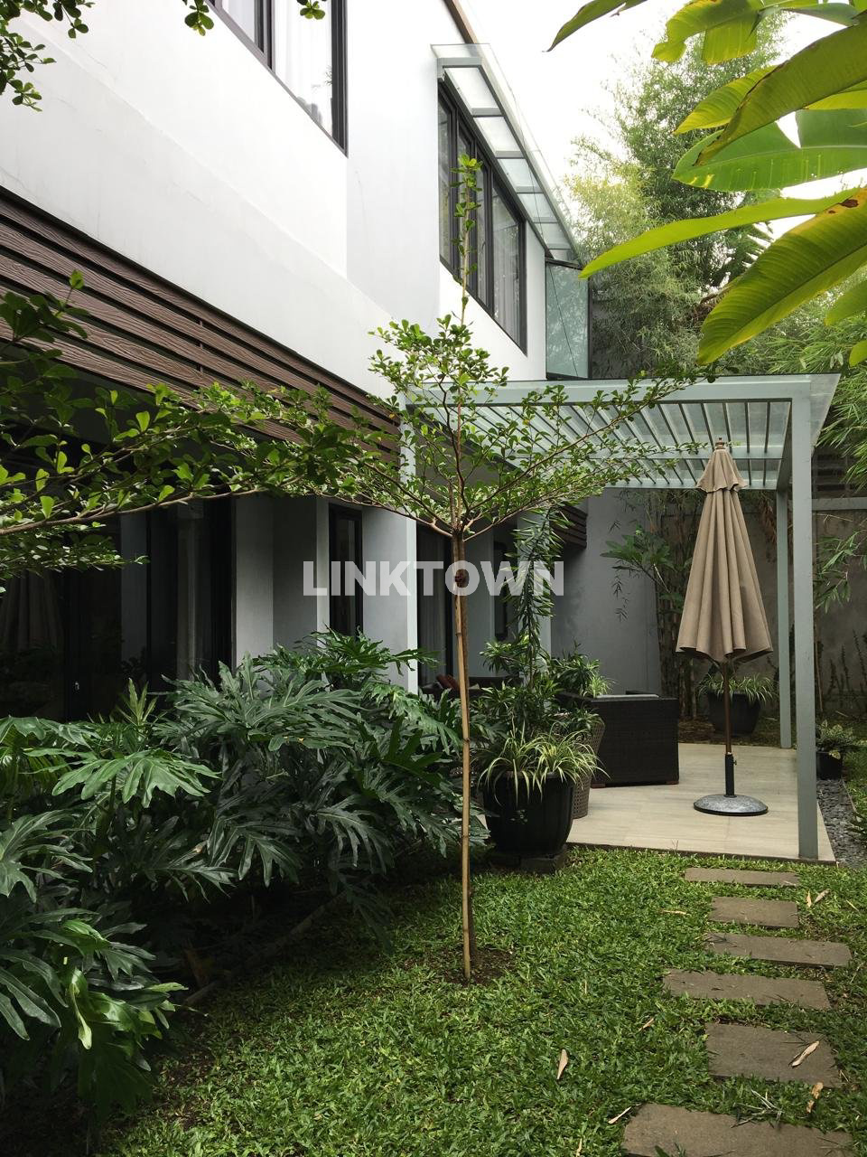 Jual Cepat Rumah Furnish Luas 300m² Siap Huni di Sukasari Bandung