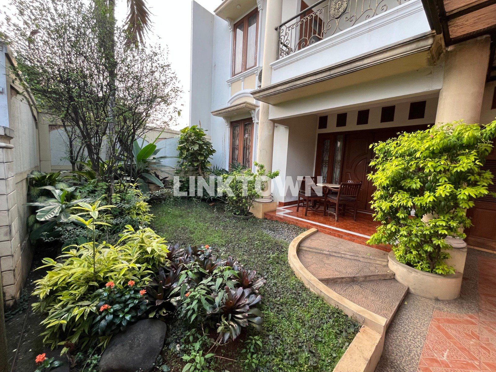 Modern Classic House In Jakarta Timur