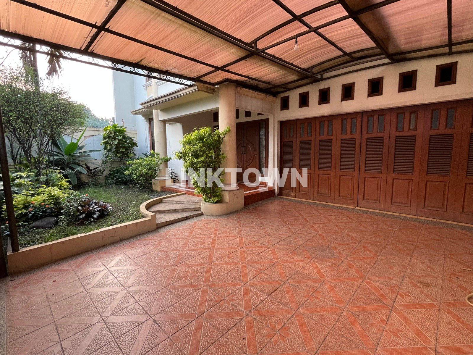 Modern Classic House In Jakarta Timur
